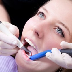 Junge Frau bein Zahnarzt